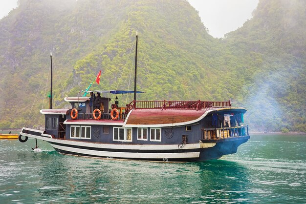 Halong, Vietnam - 23 de febrero de 2016: Crucero en la bahía de Ha Long, en Vietnam, Asia. Islas de piedra caliza en el fondo