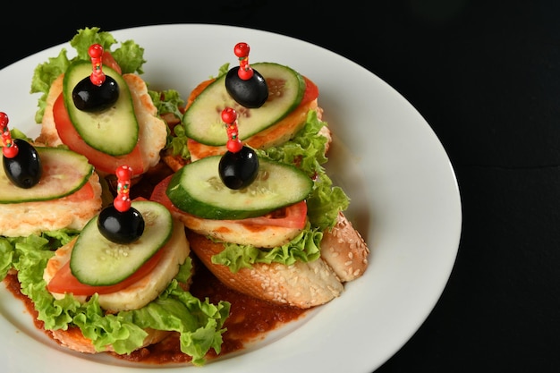 haloumi de queso a la parrilla, lechuga con tomates.