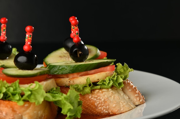 haloumi de queso a la parrilla, lechuga con tomates.