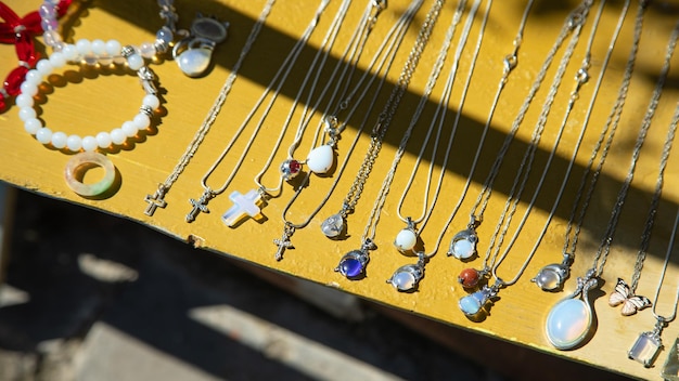 Foto halskette und schmuck auf der theke einer straße