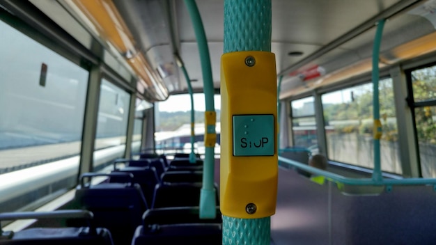 Foto halt-schaltfläche im bus