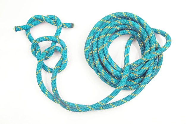 Haltbares farbiges Seil für Kletterausrüstung auf einem weißen Hintergrundknoten aus geflochtenem Kabel für Tourismus und Reisen