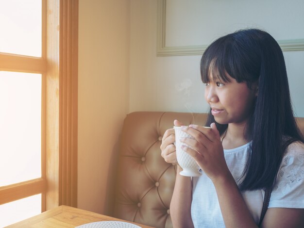 Halte Kaffee oder Tee und lächle.