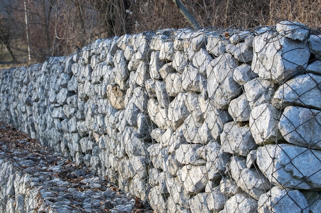 Halte Steinmauer neben der Straße