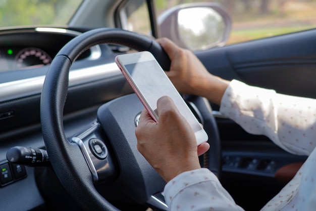 Halten des Handys im Auto zur Kommunikation mit Familie und Freunden.