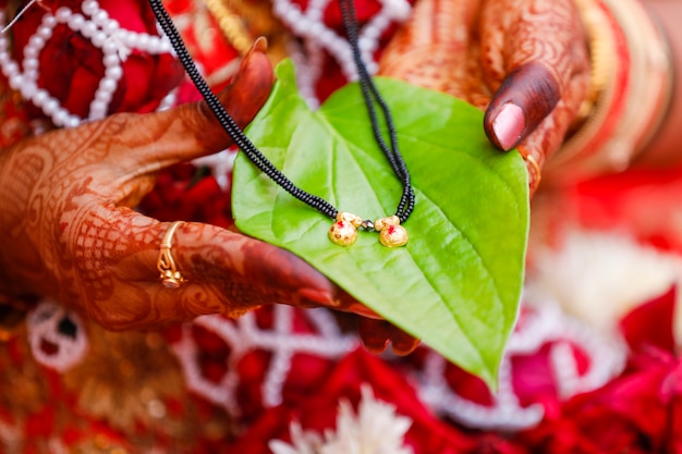 Halten Mangalsutra auf Braut Hand das Symbol der Ehe im Hinduismus