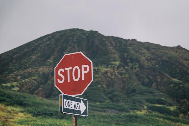 Halten Sie an, Einwegzeichen mit schönen Bergen im Hintergrund, Insel Oahu, Hawaii