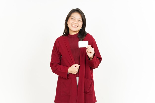Halten und zeigen leere Kredit- oder Bankkarte einer schönen asiatischen Frau mit rotem Hemd