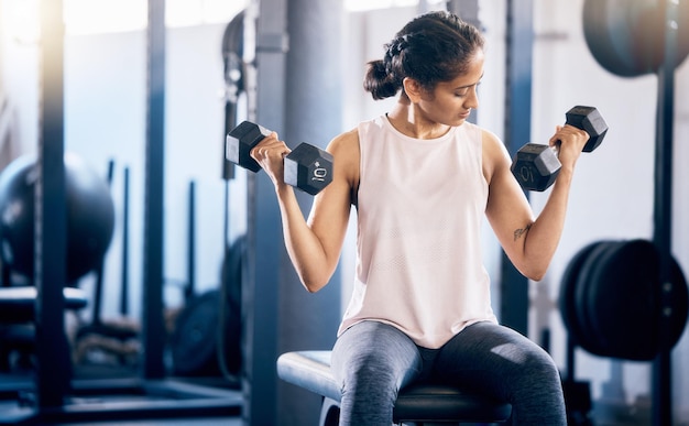 Haltere de fitness e treinamento com mulher na academia para treino de saúde e esportes de levantamento de peso Desafio de energia e desempenho com fisiculturista de garota levantando pesos para músculos fortes e músculos