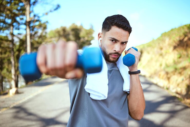 Foto haltere de homem e socos na natureza fitness para treino de exercício ou treinamento ao ar livre