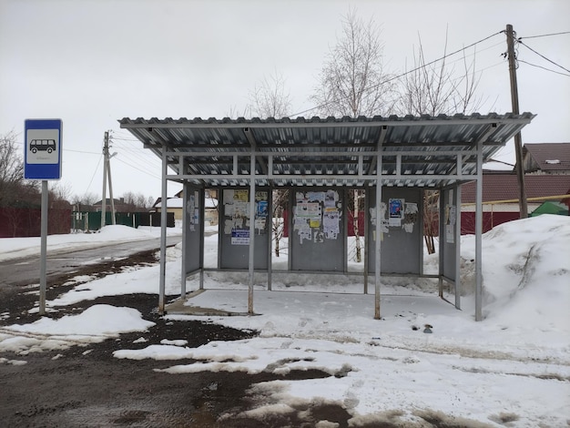 HALTESTELLE DER ÖFFENTLICHEN VERKEHRSMITTEL IM DORF