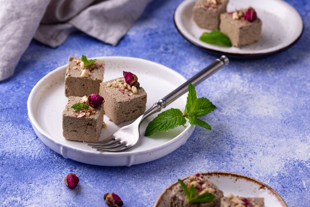 Halva com pétala de rosa e nozes