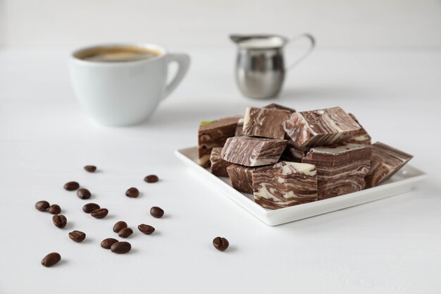 Halva de chocolate com café com leite e grãos de café