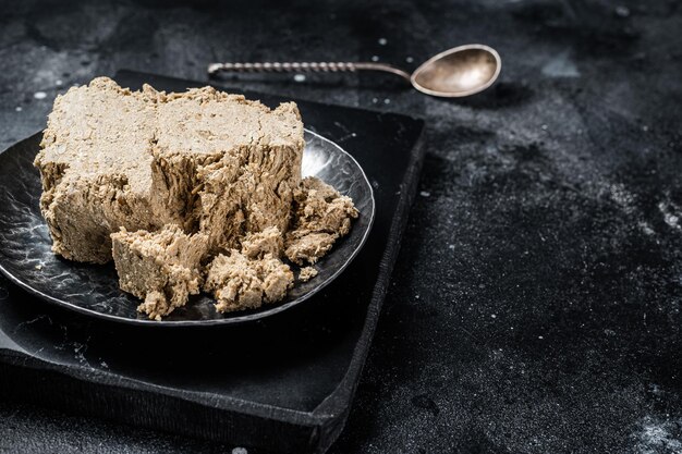 Halva de girassol caseiro com mel Fundo preto Vista superior Copiar espaço