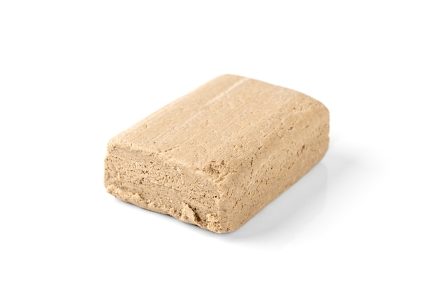 Halva de girassol isolada no branco