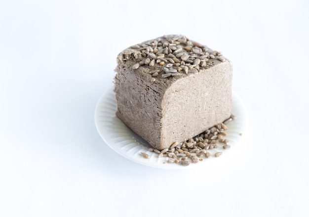 Halva de sementes de girassol em um prato branco doçura tradicional nacional de halva turco na mesa Foto de alta qualidade