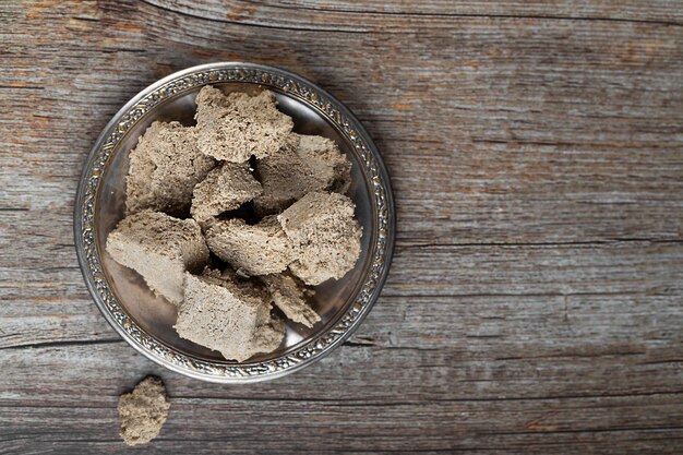 Halva doce à base de vegetais preparada a partir de sementes em uma mesa de madeira com espaço de cópia