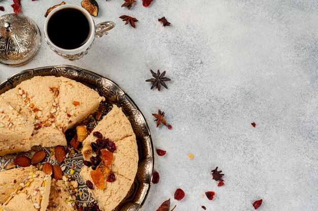 Halva con frutos secos en vajilla árabe