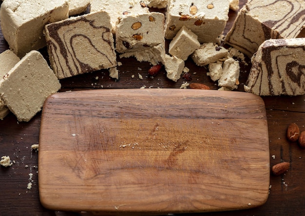 Foto halva mandelnüsse und kakaoscheiben auf holztischhintergrund