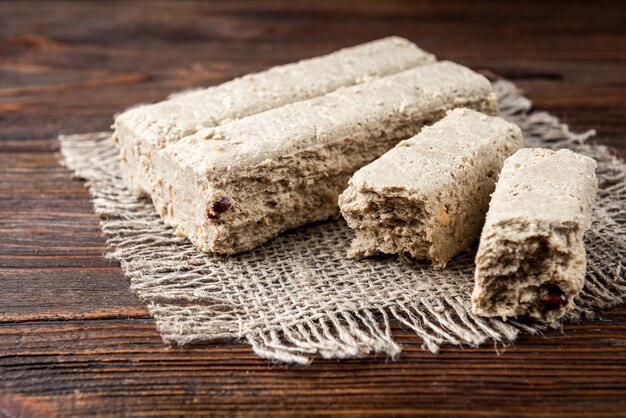 Halva con maní en una mesa de madera