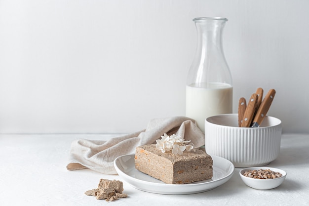 Halva con maní en una placa blanca.