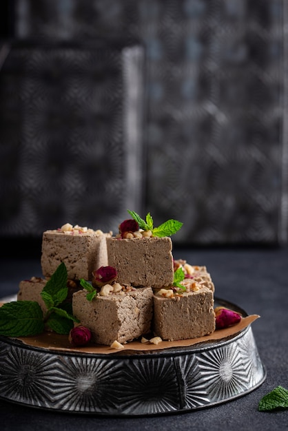 Halva mit Rosenblüten und Nüssen