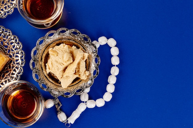 Halva-Nachtisch mit Teetasse auf blauem Hintergrund