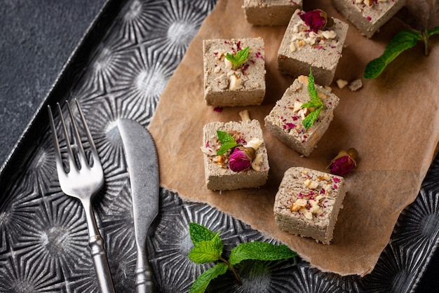 Halva con pétalos de rosa y nueces