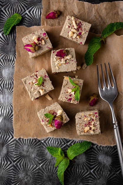 Halva con pétalos de rosa y nueces