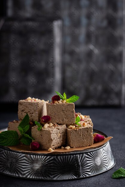 Halva con pétalos de rosa y nueces