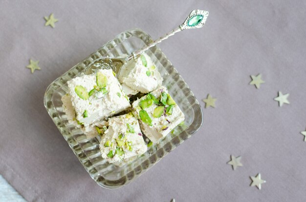 Halva pistacho en mesa de madera