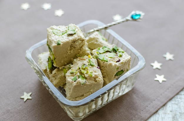 Halva pistacho en mesa de madera