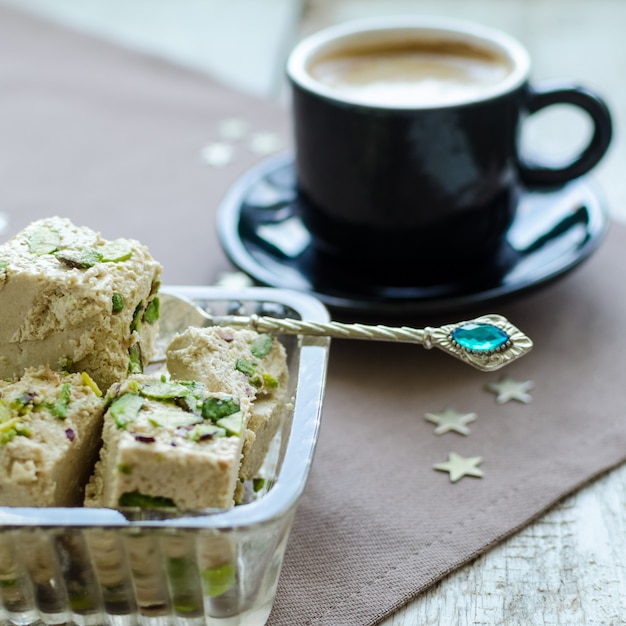 Halva pistacho y taza de café