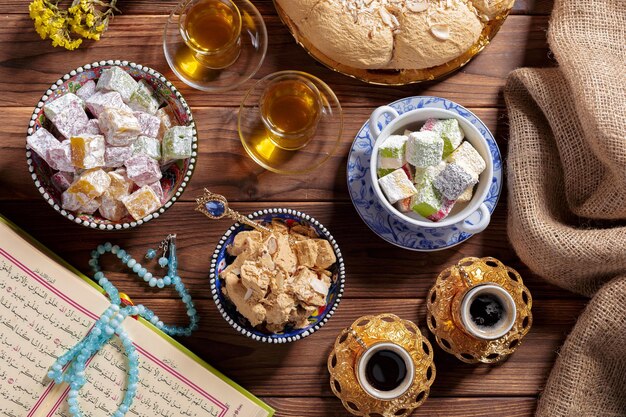 Foto halva sabrosa con té en la mesa