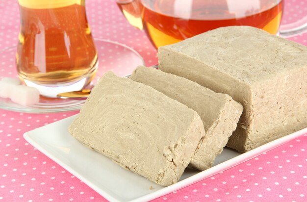 Halva sabroso con té en primer plano de la mesa