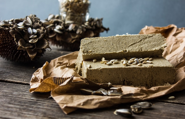 Halva. Sonnenblumenhalva mit Samen auf hölzernem Hintergrund. Festliche orientalische Delikatesse