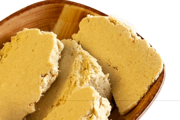 Halva de tahini turco tradicional en placa