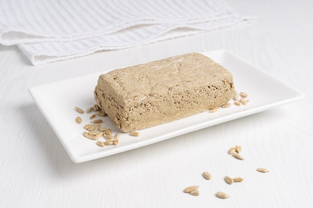 Halva, também halvah, comida doce local asiática feita de sementes de girassol servida no prato na mesa