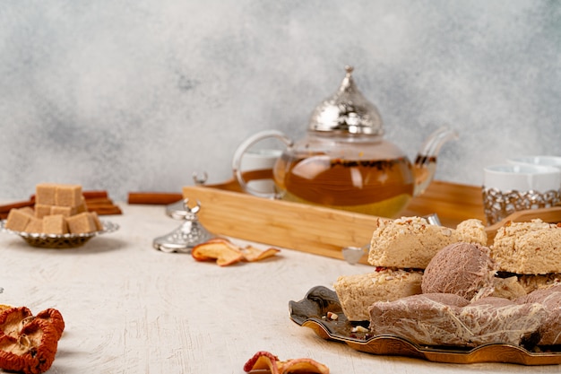 Halva turca con té en una taza de vidrio de cerca