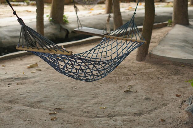 Hamaca colgada de un árbol para dormir