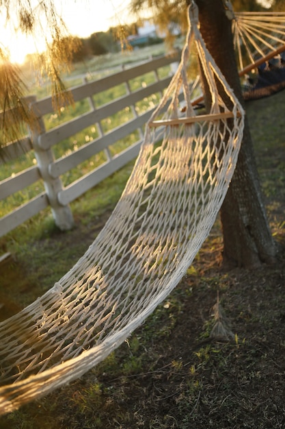 Hamaca de fibra vegetal al atardecer dorado en el campo