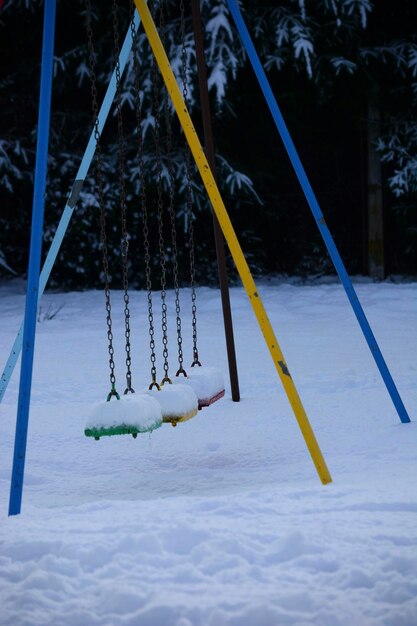 hamacas de colores en un cuadrado con columpios de color nieve