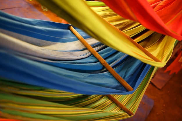 Foto hamacas de diferentes colores, colores del arco iris en el mercado nocturno de goa