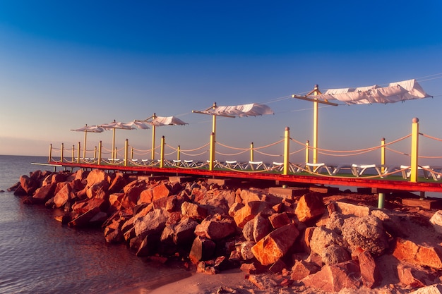 Hamacas en el muelle rocoso junto al mar