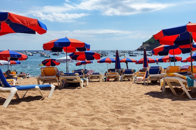 Hamacas y sombrillas en la arena de la playa en un caluroso día de verano España