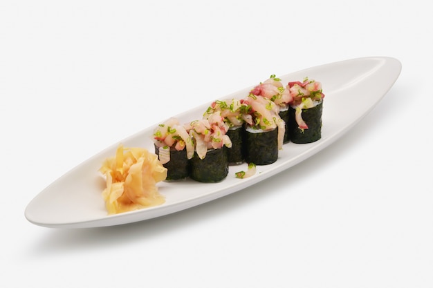 Hamachi negi Maki na chapa branca e fundo branco