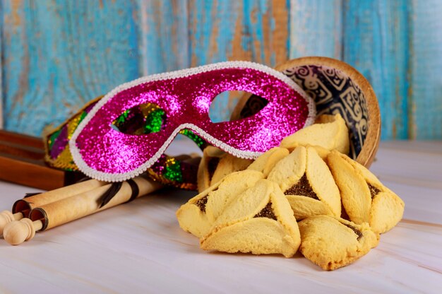 Foto hamantaschen cookies hamans orelhas, máscara de celebração purim e noisemaker