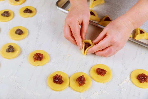 Hamantaschen-Kekse für Purim vorbereiten. Jüdisches Feiertagskonzept,