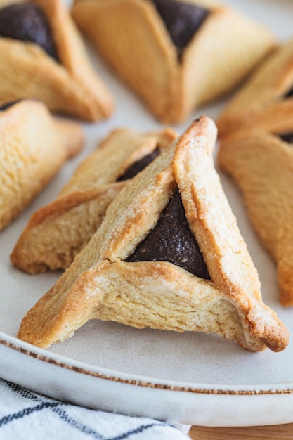 Hamantaschen-Plätzchen mit Schokolade für purim Traditionelles jüdisches Dessert