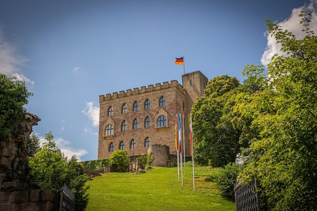 Hambacher Schloss an einem Sommertag in Deutschland